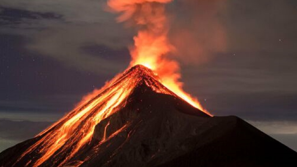 Le plus gros volcan actif du monde, le Mauna Loa, en éruption à Hawaï